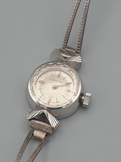null ZENITH

Montre bracelet de dame en or gris (750) 

Poids Brut : 11,14 g.
