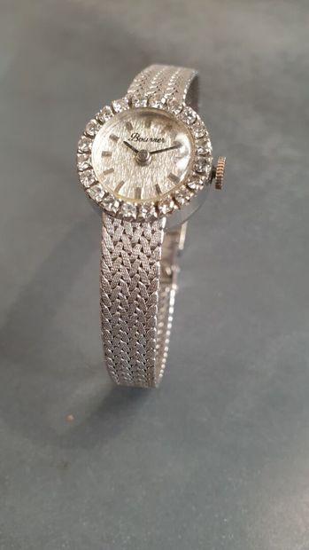 BOUVIER Vers 1960

Montre bracelet de dame en or gris (750). 

Boîtier ovale, la...