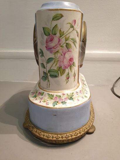 null Élégante pendule borne en céramique blanche émaillée de fleurs vers 1870, bleue...