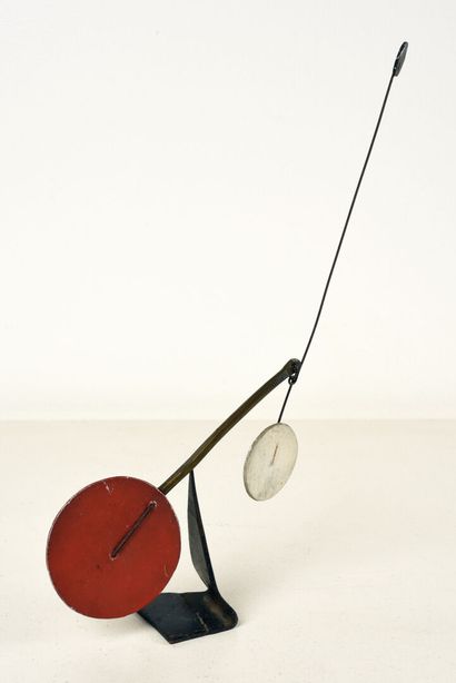 Alexander CALDER (1898-1976) Mobile en bronze peint noir, rouge et blanc constitué...