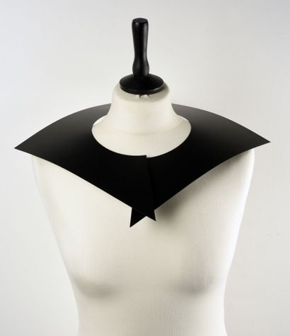 David WATKINS (1940) Collier, bracelet et bague en matière acrylique noire et souple...