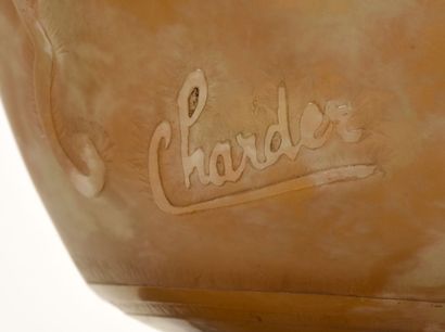 CHARDER - LE VERRE FRANÇAIS Vase "Ancolies" sur piédouche en verre multicouches dégagé...
