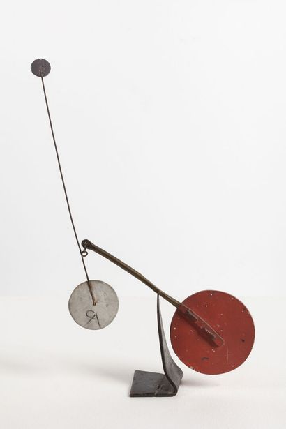 Alexander CALDER (1898-1976) Mobile en bronze peint noir, rouge et blanc constitué...