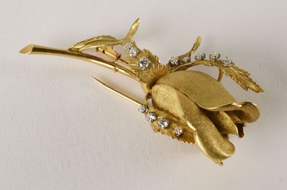 null Broche en or jaune 18K (750 millièmes) guilloché et sculpté à décor de "Rose"...