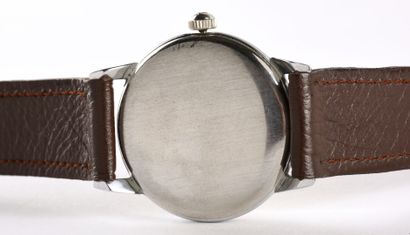 MOVADO VERS 1950 Montre bracelet en acier, boitier rond trois corps, lunette lisse,...