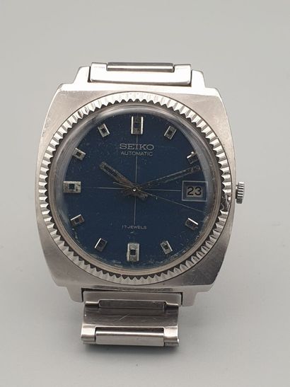 SEIKO 7005-7001R, vers 1971. Montre bracelet en acier, large boitier coussin, couronne...