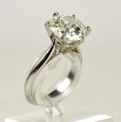 null Bague solitaire en or gris 18K (750 Millièmes) ornée d'un diamant de taille...