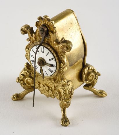 ANONYME Pendule miniature vers 1830, style Louis XIV en bronze doré à décors d'oves...
