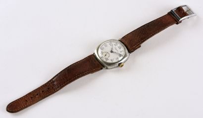LONGINES "Militaire" vers 1918 Montre bracelet d'officier en acier, boitier coussin...
