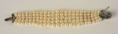 null Bracelet composé de cinq rangs de perles de culture blanches en chute alternées...