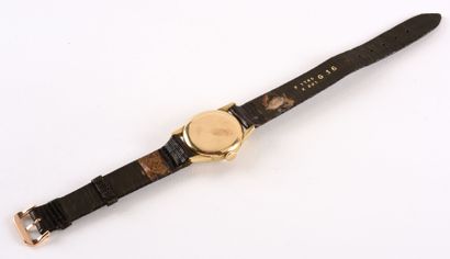 MOVADO  "mini Jumbo" vers 1940. Montre bracelet en jaune 18k, boitier rond, lunette...