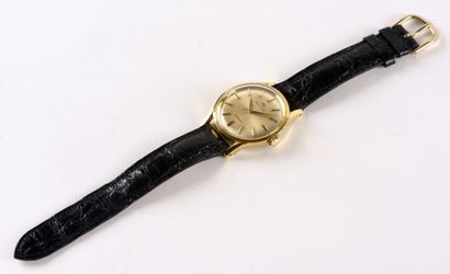 MOVADO "Kingmatic" vers 1960. Montre bracelet en métal plaqué, boitier rond à anses...