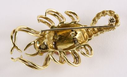 ESSEG Broche Scorpion en or jaune 18K (750 millièmes) ciselé et guilloché. 

Le corps...