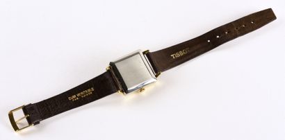 MOVADO "Kingmatic" vers 1960. Montre bracelet en métal plaqué, boitier carré à anses...