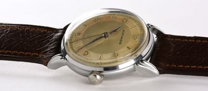 MOVADO VERS 1950 Montre bracelet en acier, boitier rond trois corps, lunette lisse,...