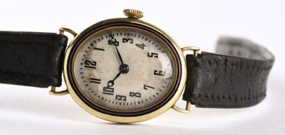 G.FERRERO vers 1920 Élégante montre de dame en or jaune 14k, boitier ovale de type...