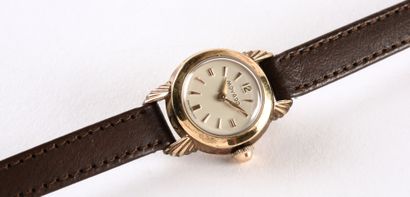 MOVADO de dame vers 1960 Élégante petite montre bracelet de dame en métal plaqué...