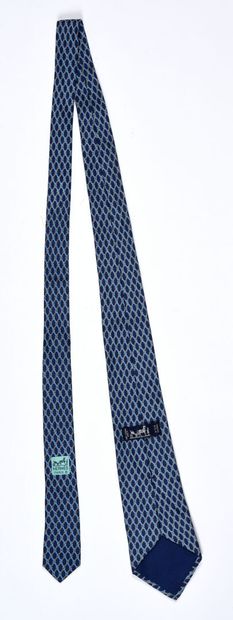 HERMES Suite de cinq cravates en twill de soie. 

Petites taches à deux.