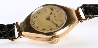 H. MOSER & Cie vers 1925. Élégante montre de dame en or rose 14K, boitier hexagonale...