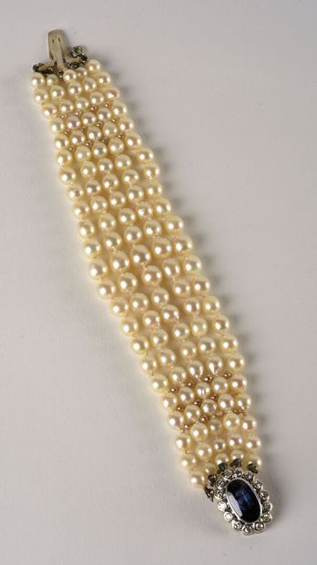 null Bracelet composé de cinq rangs de perles de culture blanches en chute alternées...