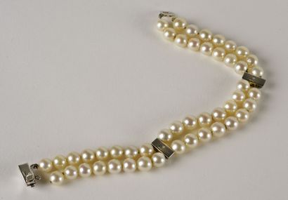 null Bracelet composé de deux rangs de perles de culture blanches en chute agrémenté...