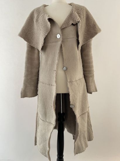 CHANEL Manteau ceinturé, longueur 3/4 et son étole en agneau retourné beige. 

Les...