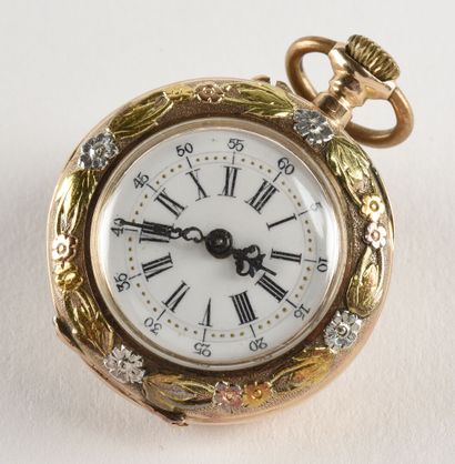 Deux montres de col en or jaune 18K / 1: Petite montre de col 3ors à décors de fleurs...