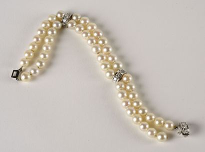 null Bracelet composé de deux rangs de perles de culture blanches en chute agrémenté...