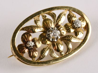 null Broche en or jaune et or gris 18K (750 millièmes) repercé et ciselé d'un décor...