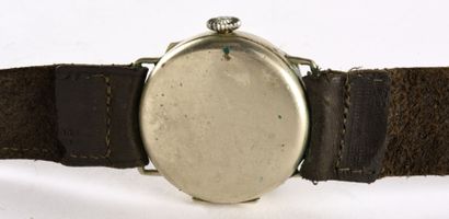 SCHWEIZER SCHÜLER vers 1920 Rare montre bracelet militaire en acier, boitier rond...