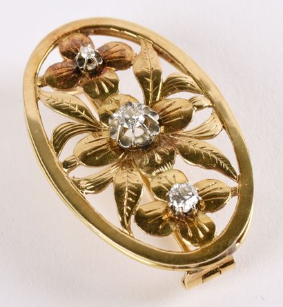 null Broche en or jaune et or gris 18K (750 millièmes) repercé et ciselé d'un décor...