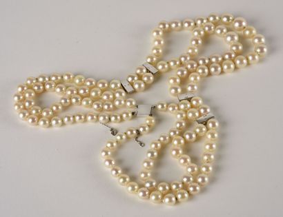 null Collier composé de deux rangs de perles de culture blanches en chute agrémenté...