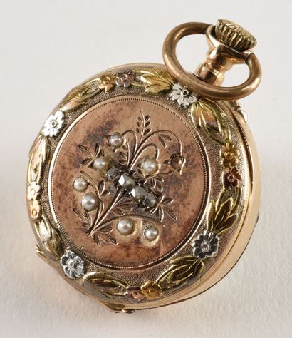 Deux montres de col en or jaune 18K / 1: Petite montre de col 3ors à décors de fleurs...