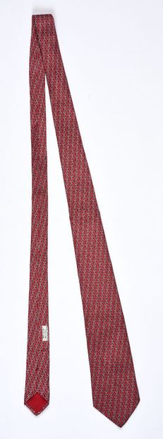 HERMES Suite de cinq cravates en twill de soie. 

Petites taches à deux.