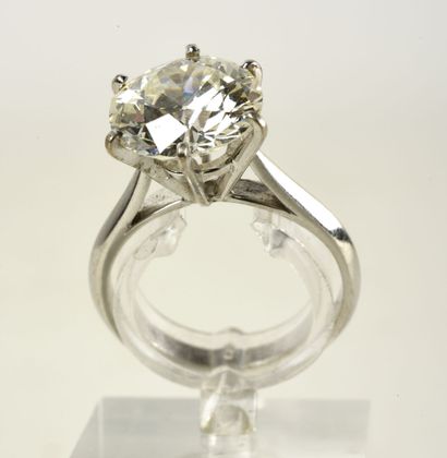  Bague solitaire en or gris 18K (750 Millièmes) ornée d'un diamant de taille ancienne...