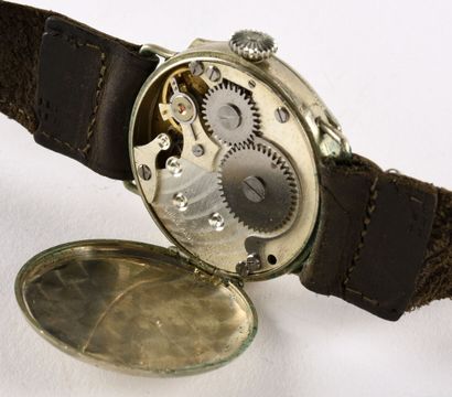 SCHWEIZER SCHÜLER vers 1920 Rare montre bracelet militaire en acier, boitier rond...