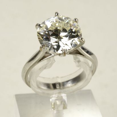  Bague solitaire en or gris 18K (750 Millièmes) ornée d'un diamant de taille ancienne...