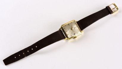 MOVADO "Kingmatic" vers 1960. Montre bracelet en métal plaqué, boitier carré à anses...