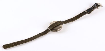 ARIANE vers 1915 Montre bracelet de type militaire, boitier rond base gousset en...