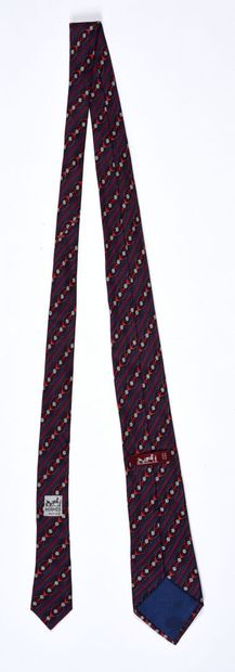 HERMES Suite de six cravates en twill de soie. 

Petites taches à deux.
