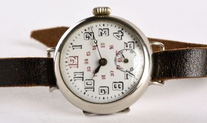 F.A HIRSCH &Co vers 1915 Montre bracelet de type militaire en acier, boitier rond...