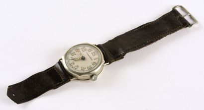 SCHWEIZER SCHÜLER vers 1920 Rare montre bracelet militaire en acier, boitier rond...