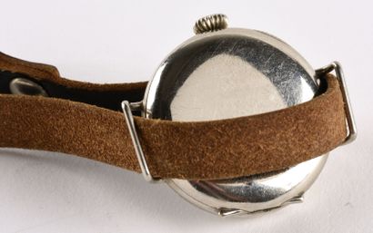 F.A HIRSCH &Co vers 1915 Montre bracelet de type militaire en acier, boitier rond...