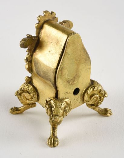 ANONYME Pendule miniature vers 1830, style Louis XIV en bronze doré à décors d'oves...