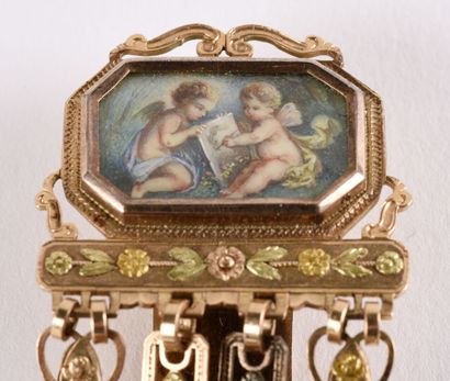null Châtelaine en or jaune 18K (750 millièmes) ornée de deux miniatures à décor...