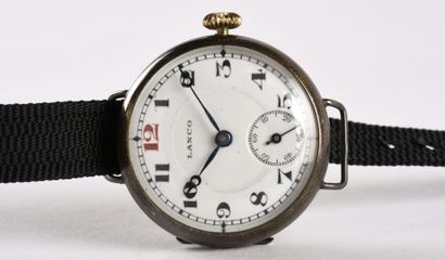 LANCO vers 1915 Montre bracelet de type militaire, boitier rond en argent 900°, large...