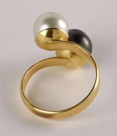 null Bague "Toi et Moi" en or jaune 18K (750 millièmes) ornée d'une perle de culture...