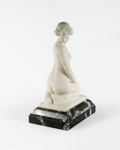 Victor Rousseau (1865-1954) Jeune fille agenouillée. 

Marbre blanc. 

Signé « Victor...