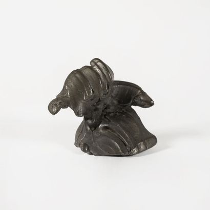 Osa SCHERDIN (1932) Trois éléments en bronze comprenant : 

- Pendentif vulve. 

4,5...