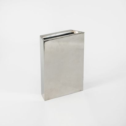 Ron SARIEL (1963) Boîte sculpture en métal argenté et pâte de verre. 

Signée et...